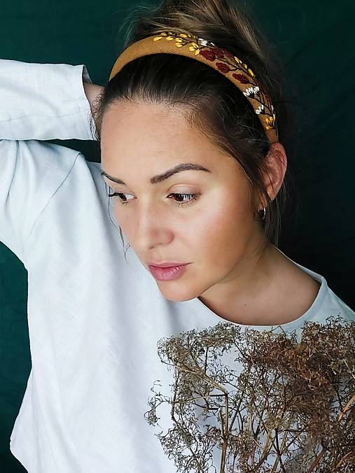 Ozdoby do vlasov - Ľanová "Puff" čelenka s ručnou rastlinnou výšivkou - karamelová - 16052745_