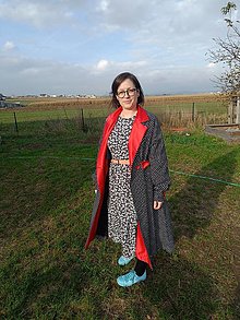 Bundy a kabáty - Čierny plášť s bielymi bodkami a červeným golierom  (Pestrofarebná) - 16053399_
