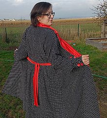 Bundy a kabáty - Čierny plášť s bielymi bodkami a červeným golierom - 16056650_