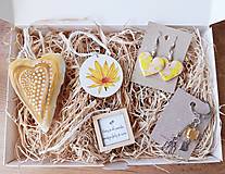 Náušnice - Žltý darčekový box pre ženy s náušnicami, kľúčenkou a dekoráciami - 16057305_