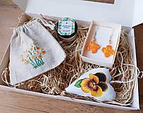 Náušnice - Oranžový darčekový box pre ženy s náušnicami, sviečkou a dekoráciami - 16057346_