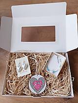 Sady šperkov - Darčekový box pre ženy s náušnicami, náramkom a dekoráciou - 16057414_