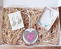 Sady šperkov - Darčekový box pre ženy s náušnicami, náramkom a dekoráciou - 16057416_