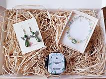 Náramky - Zelený darčekový box pre ženy s náušnicami, náramkom a sviečkou - 16057608_