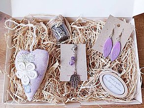 Náušnice - Fialový levanduľový darčekový box pre ženy s náušnicami, kľúčenkou a dekoráciami - 16057274_