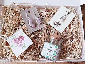 Náušnice - Ružovo-fialový darčekový box pre ženy s náušnicami, sviečkou a dekoráciou - 16057361_