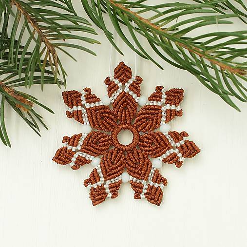 Dekorácie - Makramé hviezdička „Gingerbread“ – ručne viazaná vianočná ozdoba s medovníkovým motívom - 16058401_