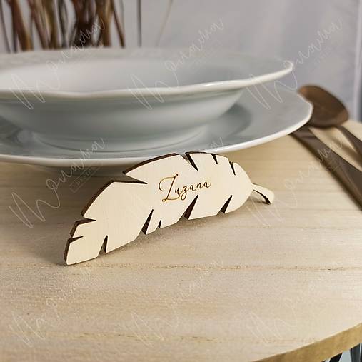 Úložné priestory & Organizácia - Svadobná drevená menovka pierko NOBU - 16060738_