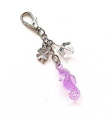 Kľúčenky - Kľúčenka "morský koník" s anjelikom (fialová) - 16060904_