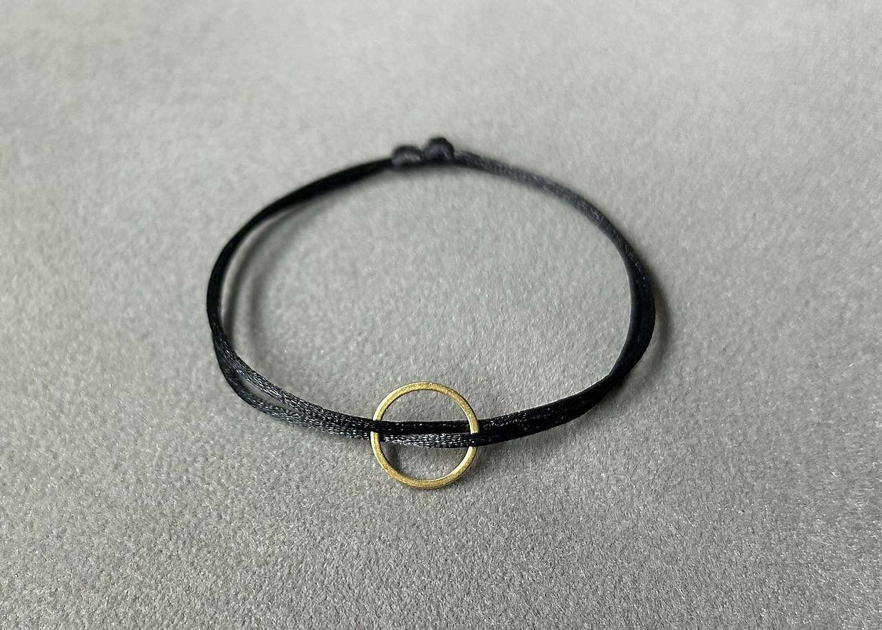 Minimalistický náramok so symbolom karma z chirurgickej ocele na saténovej šnúrke