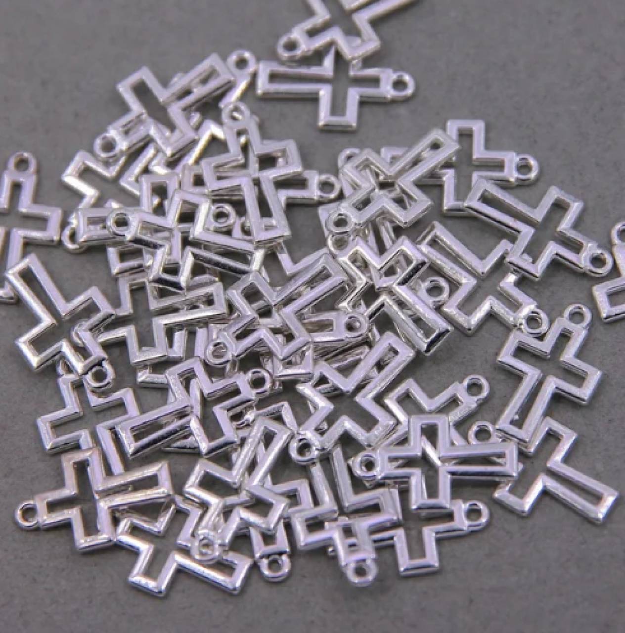 PR102 Prívesok krížik 1,6 x 1,2 cm