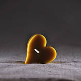 Sviečky - Valentínske srdiečko, liata sviečka, srdce zo včelieho vosku - 16064479_