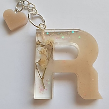 Kľúčenky - Kľúčenka s príveskom zo živice - "R" - 16065234_