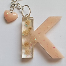 Kľúčenky - Kľúčenka s príveskom zo živice - "K" - 16065415_