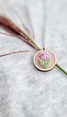 Náhrdelníky - Kvetinka v tráve - vyšívaný prívesok s retiazkou - 16069124_