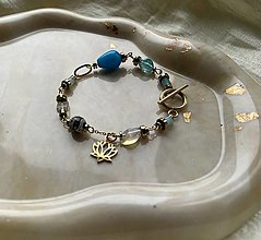 Náramky - Zlatý náramok z chirurgickej ocele s prírodnými kameňmi modrý Akvamarín, Apatit, Opalit s príveskom lotosového kvetu. - 16069179_