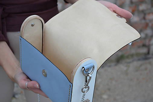 Kožená kabelka Zuzička oválna (Nebíčkovo modrá s retiazkou)