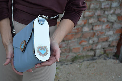 Kožená kabelka Zuzička oválna (Nebíčkovo modrá s retiazkou)