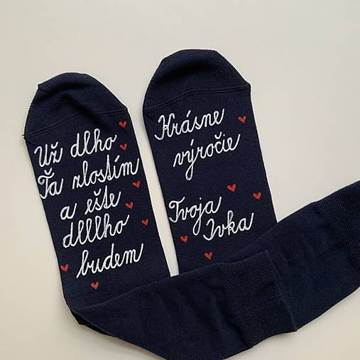 Maľované ponožky k výročiu SVADBY (Tmavomodré ponožky s bielym nápisom ".../ Krásne výročie...")