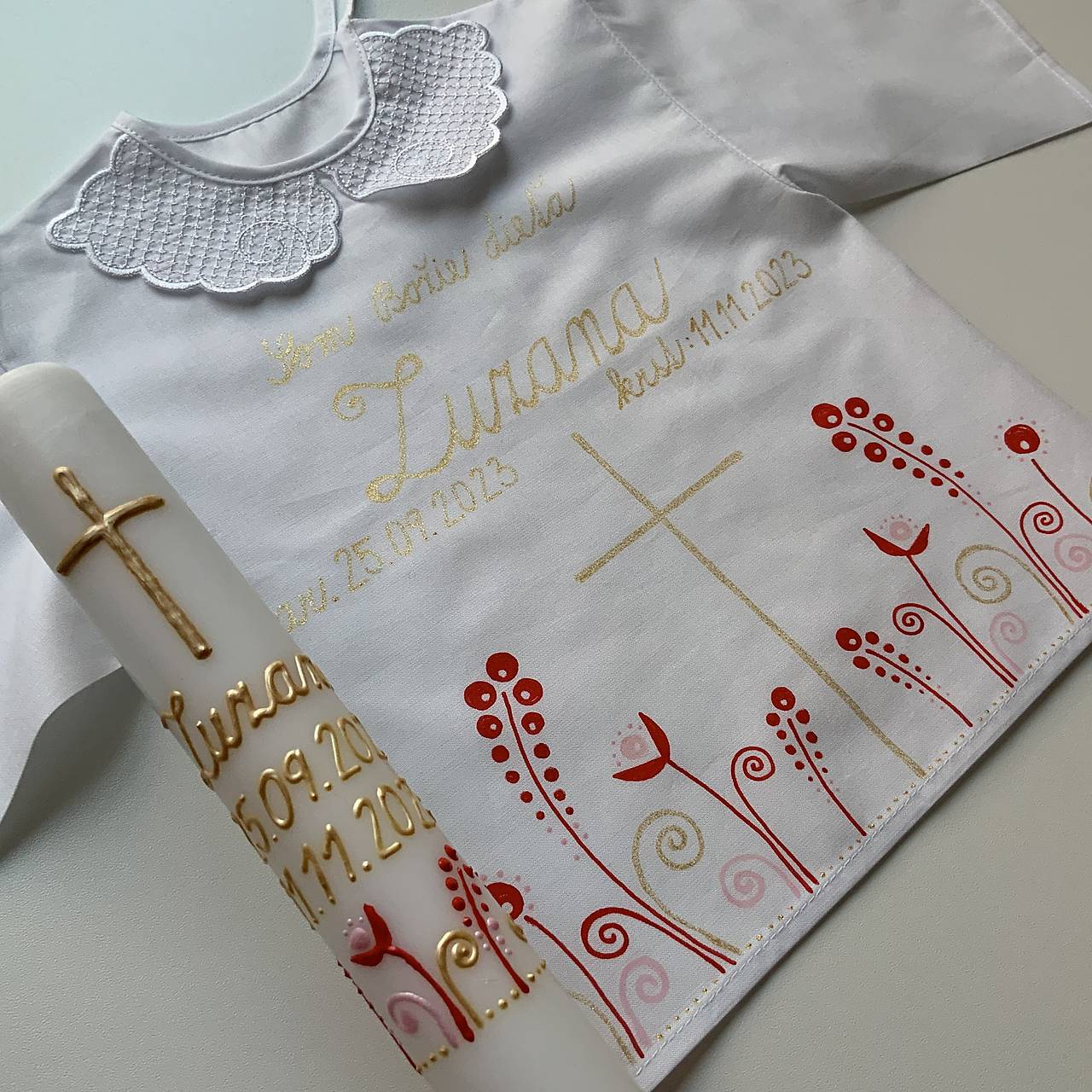 Krstná košieľka a svieca na krst ručne maľovaná ľudovoladená  (zlato červená)