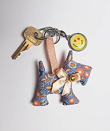 Kľúčenky - Prívesok na kľúče - psík, kvietky na modrom - 16073251_