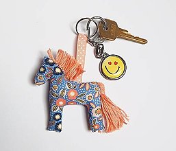Kľúčenky - Prívesok na kľúče - koník, kvietky na modrom - 16073256_