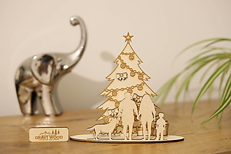 Dekorácie - Drevená vianočná dekorácia „Vianočný stromček s rodinou“ - 16073923_
