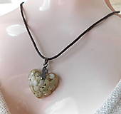 Náhrdelníky - prírodný náhrdelník ulity v srdci - 16077625_