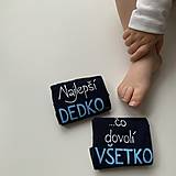 Ponožky, pančuchy, obuv - Maľované ponožky s nápisom: "Najlepší dedko, čo dovolí všetko" (tmavomodré bez srdiečok) - 16077514_
