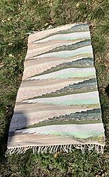 Úžitkový textil - Zeleno-béžový koberec so stromovým vzorom - 16083015_