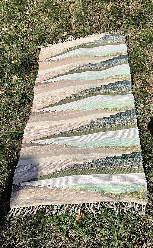 Zeleno-béžový koberec so stromovým vzorom