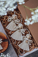 Dekorácie - Macrame anjeliky s bielymi vláskami na vianočný stromček, sada 4-roch - 16084743_
