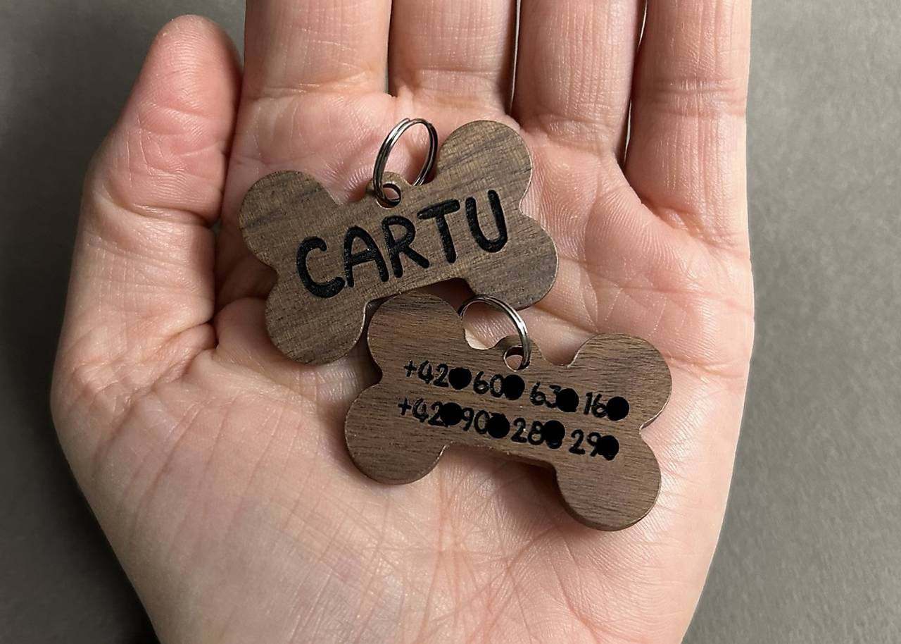 Gravírovaná drevená známka pre psa v tvare kostičky s menom a telefónnym číslom