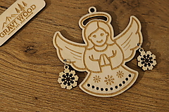 Dekorácie - Drevená vianočná ozdoba „Anjel s vločkami“ - 16083382_