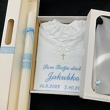 Detské oblečenie - Košieľka na krst k42 biela modrá v darčekovej krabičke + krstová sviečka biely krížik s modrou - 16083627_