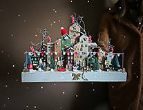 Dekorácie - Vianočná dekorácia ,,Santova dedinka,, - 16086947_