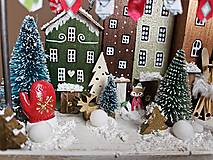 Dekorácie - Vianočná dekorácia ,,Santova dedinka,, - 16086955_