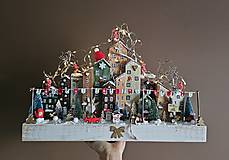 Dekorácie - Vianočná dekorácia ,,Santova dedinka,, - 16086956_