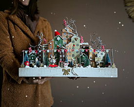 Dekorácie - Vianočná dekorácia ,,Santova dedinka,, - 16086949_