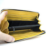 Peňaženky - Vyšívaná kožená dámska peňaženka s motívom Včeličiek, žltá farba - 16086158_