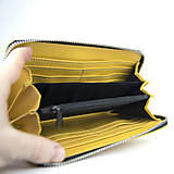 Peňaženky - Vyšívaná kožená dámska peňaženka s motívom Včeličiek, žltá farba - 16086159_