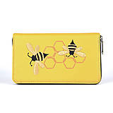 Peňaženky - Vyšívaná kožená dámska peňaženka s motívom Včeličiek, žltá farba - 16086161_