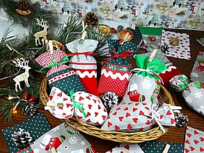 Dekorácie - Adventný kalendár vrecúškový červený,zelený.. - 16089850_
