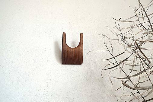 Nástenný vešiak ROHÁČ drevo orech