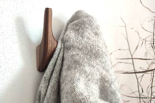 Nástenný vešiak ROHÁČ drevo orech