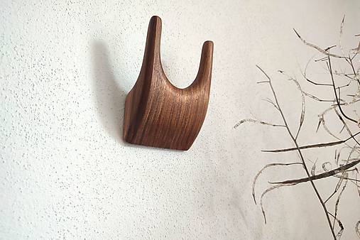 Nástenný vešiak ROHÁČ drevo orech