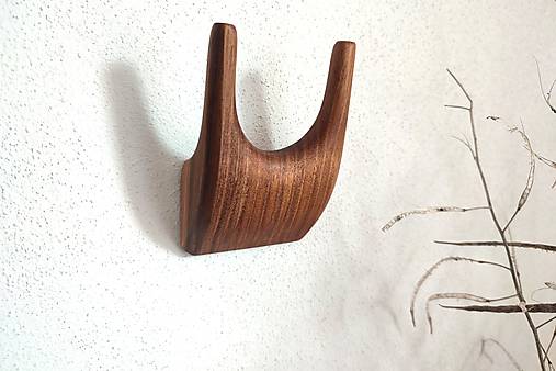 Nástenný vešiak ROHÁČ drevo orech