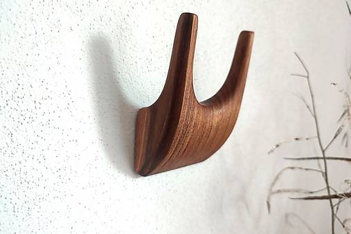 Nástenný vešiak ROHÁČ drevo orech