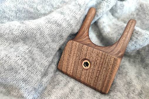 Nástenný vešiak ROHÁČ drevo orech