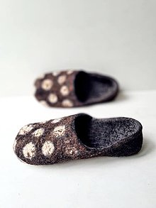 Ponožky, pančuchy, obuv - Vlnené plstené papuče s bodkami - 16093294_